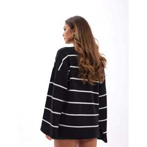 Pull en tricot rayé ample noir et écru pour un style décontracté pour la saison d'automne - Product Image 1