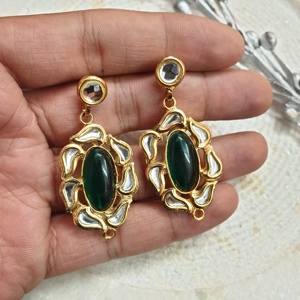 Boucles d'oreilles en pierre verte plaquée or 22 carats pour femmes bijoux ethniques faits à la main de style indien Kundan pour la fête de mariage en gros - Product Image 4