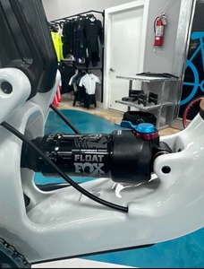 Mejor Oferta Bicicleta de Montaña San Cruzs Hightower C S 29 en Morado Translúcido Brillante Talla XL |   Sun & Ski Sports, 100% Original - Product Image 5