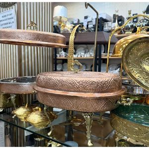 Luxueux chauffe-plat en cuivre antique avec détails ornés, parfait pour les repas d'événements et la présentation de nourriture - Product Image 5