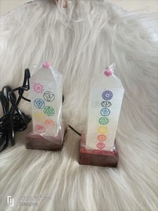 Lampe de tour en sélénite naturelle en gros avec lampes à symbole à 7 chakras Pierre de tour de haute qualité et bonne finition utilisée pour la décoration intérieure - Product Image 6