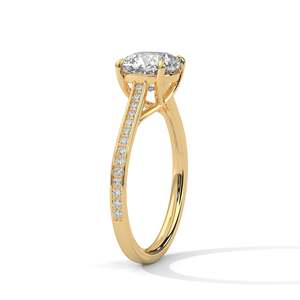 Bague de fiançailles solitaire en or massif avec diamant de laboratoire taille coussin 2 carats et bande pavée, disponible en or jaune, or rose et or blanc, pureté VVS - Product Image 4