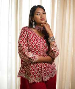 Conjunto de Ropa Festiva de Lujo para Mujer, Top Peplum Bordado en Georgette Premium con Pantalones Palazzo y Dupatta, Marca Unity Luxure - Product Image 1