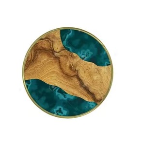 Plateau de service rond en bois et résine avec bord doré, parfait pour la décoration de cuisine de luxe, la maison moderne et la table élégante. - Product Image 1