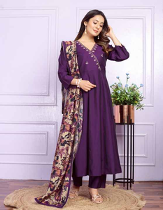 Ensemble Kurti en velours ethnique de qualité supérieure Vêtements indiens et pakistanais de créateur avec haute broderie pour mariages et fêtes - Product Image 1