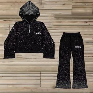 Conjunto Deportivo para Hombre de Sudadera Corta con Capucha y Pantalones Acampanados de 500 GSM de Alto Gramaje con Pedrería y Estampado Completo con Logo Personalizado OEM - Product Image 1