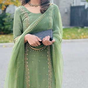 ÉLÉGANTE BRODERIE ZARI SUR ROBE KURTA & SALWAR AVEC PERLES DE VERRE CRISTAL, PERLES, PIERRE, FIL, TRAVAIL DABKA POUR FÊTE @ 2024 - Product Image 1