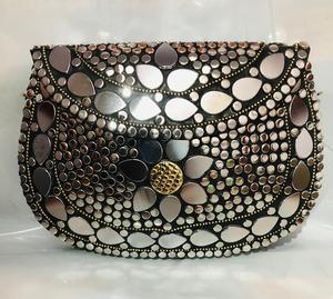 Fabriqué sur mesure dans des motifs hexagonaux multicolores, des sacs en métal de mosaïque tribale avec vadrouille, des perles de verre et d'autres embellissements. - Product Image 5