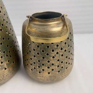 Farol Decorativo de Hierro con Acabado Dorado que Realza Espacios Interiores, Balcones y Entradas con Elegante Artesanía Metálica y Brillo - Product Image 4