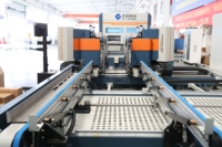 Línea de Producción de Máquina de Engarzado de Esquinas de Cuatro Cabezas CNC Totalmente Servoaccionada para Ventanas y Puertas de Aluminio
