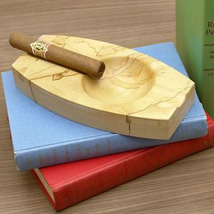 Cendrier en bois design avec finition lisse conçu pour les intérieurs de maison modernes et la présentation de table élégante - Product Image 1