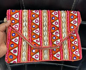 Bolso de mano tipo sobre con cuentas hecho a mano, patrón geométrico, de satén, con correa cruzada magnética, ligero, en blanco y negro, para fiestas nocturnas. - Product Image 3