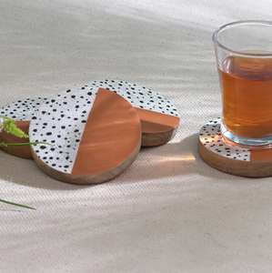 AK Sous-verre rond en bois imprimé en laiton en multicolore Ensemble de 4 sous-verres décoratifs pour les accents de décoration de table - Product Image 1