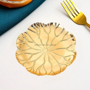 Charmant plateaux de service décoratifs blancs avec dessus en bois et découpe complexe, parfait pour présenter des desserts et des friandises - Product Image 6