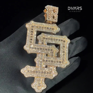 จี้เพชรแบบกำหนดเองทรงตัวอักษรสำหรับผู้ชาย คุณภาพ VVS ทรงเหลี่ยมบริลเลียนท์ สไตล์ฮิปฮอป ผ่านการทดสอบเพชร ชุบทองคำแท้ เงินสเตอร์ลิง - Product Image 3