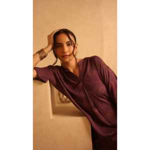 Haut en maille élégant pour femme, violet Stardust, taille unique, col en V doux, manches courtes, fluide, pour toutes les saisons - Product Image 2