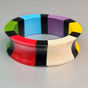 Bracelet de manchette en résine de style vintage hautement poli et personnalisé pour femmes d'Inde - Product Image 4