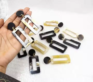 Boucles d'oreilles élégantes en corne de buffle Mode artisanale rentable par Crescent Crafts - Product Image 2