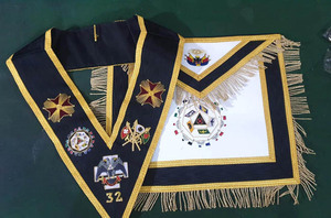 Étui rigide pour insignes maçonniques, tablier de maître maçon de la Loge bleue brodé, broderie dorée, fabriqué en cuir véritable/tissu velours, tendance - Product Image 4