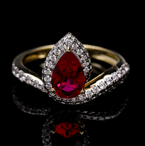 Anillo de diamantes de oro rosa de 14 quilates con piedras preciosas rojas en forma de pera Diamantes redondos naturales en diseño de Halo de ajuste de pavé de vástago dividido - Product Image 4