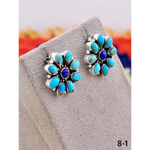 Pendientes de tuerca estilo Suroeste con lapislázuli y turquesa Kingman, con engaste de bisel con patrón floral y postes de plata de ley, ideales para regalo. - Product Image 3