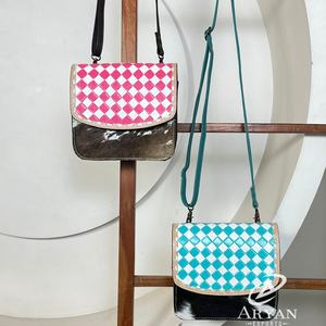 Sacs à main pour femmes en gros directement de l'usine, sacs à main personnalisés à la mode, sacs à bandoulière en cuir de vache travaillé à la main avec rabat à carreaux, style western - Product Image 1