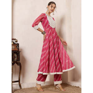 Traje Anarkali de chifón a rayas para mujer de Deebaco con pantalones Palazzo, conjunto bohemio de kurta con cuello redondo y manga 3/4 con bordado de encaje - Product Image 5