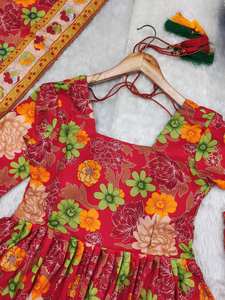 Belle robe Anarkali en soie avec travail de fantaisie Robe longue pakistanaise Salwar Kameez Dupatta pour les fonctions de mariage. - Product Image 3