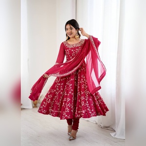 Vestido Anarkali de Diseño con Bordado de Lentejuelas en Georgette Sintética, con Churidar y Dupatta de Encaje para Eventos Étnicos de Primera Calidad - Product Image 4