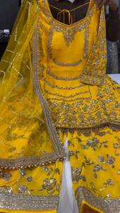 ชุดสาหรี่กะมีซขนเฟอร์เทียมสวยงามสำหรับงานแต่งงานของผู้หญิง พร้อมงานปักหนักและผ้าที่ยืดหยุ่นได้ เหมาะสำหรับงานปาร์ตี้ - Product Image 4