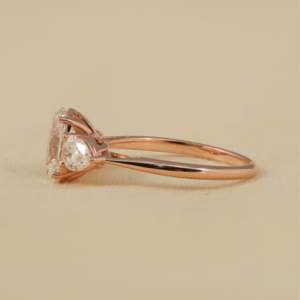 Bague en diamant de laboratoire ovale géométrique à trois pierres, clarté VS, certifiée IGI, plaquée or jaune rhodié - Product Image 3