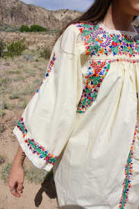 Robe longue vintage romantique en jersey brodée à la main, style Oaxacan, avec bordure délicate en crochet, en coton fin et léger, couleur blanche, ODM - Product Image 5
