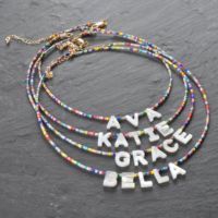 Collier ras du cou ajustable en perles fines multicolores avec lettre en nacre, bijou fantaisie en perles de rocaille pour femme, idéal comme cadeau