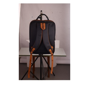 Mochila Elegante con Asa Metálica Color Gunmetal, Texturizada, Laminada S8, 2 Compartimentos con 2 Bolsillos Frontales Adicionales y Compartimento para Portátil - Product Image 3