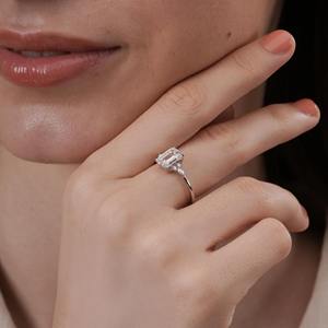 แหวนหมั้นเพชรทรง Emerald Cut น้ำหนัก 1.95 กะรัต ระดับความสะอาด F VVS1 VVS2 เพชรเลี้ยงในห้องปฏิบัติการ พร้อมใบรับรอง IGI ประดับเพชรทรง Marquise และทรงกลมด้านข้าง ดีไซน์โดดเด่น - Product Image 2