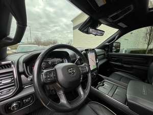 RAM 3500 Limited Mega Cab DRW 4WD 2024 Negro Brillante, Usada, Diésel, Automática, Volante a la Izquierda, Techo Solar, Asientos de Cuero, Paquete Tecnológico - Product Image 5