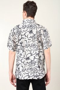 เสื้อเชิ้ตผู้ชายสีดำพิมพ์ลายดอกไม้ ผ้าโพลีเอสเตอร์ ทรงปกติ คอปกเสื้อ แขนสั้น ออกแบบมาเพื่อการสวมใส่แบบลำลอง - Product Image 4