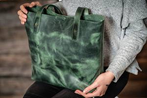 Sac fourre-tout en cuir véritable Modern Heritage pour femme avec finition polie élégante - Product Image 5