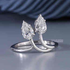 Anillo de Oro Blanco de 14 Quilates con Dos Diamantes Cultivados en Laboratorio con Corte de Pera, Anillo de Lujo para Mujer con Calidad VS EF, Regalo de Aniversario Toi et Moi, 1.30ctw - Product Image 1