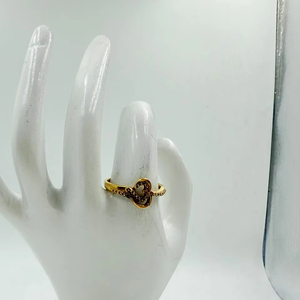 Elegante anillo de racimo de Latón chapado en oro duradero Accesorio de moda para ropa informal Aspecto formal o capas - Product Image 1