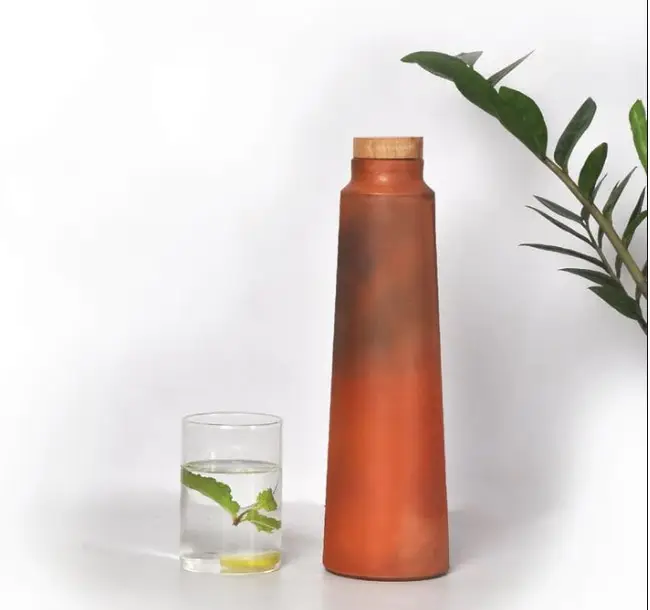 Hand gefertigte Terrakotta-Flasche aus irdenem Ton-800ml mit Kork und Holzdeckel VON KSN