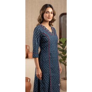 Step Grace Grandeur, Impresionante Kurta Rajastani para Mujer, Azul Estampado, de Algodón, Casual, Largo hasta el Suelo, Cuello en V, Color en Contraste, Corte Holgado - Product Image 1