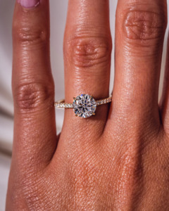Anillo de Compromiso con Diamante Solitario Cultivado en Laboratorio de 1.50CT, Corte Brillante Clásico, Certificado IGI, Engaste de Garras, Oro Amarillo de 14K, para Fiesta - Product Image 1