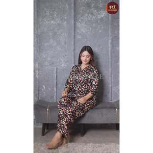 Ensemble long boutonné respirant pour femme, comprenant un haut court décontracté noir en crêpe imprimé cachemire à col nœud floral et un pantalon brodé au-dessus du genou - Product Image 5