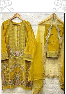 Nouveau Kurtis d'organza de travail de broderie lourde de concepteur pakistanais avec filet intérieur en soie Stanton avec broderie - Product Image 3