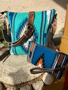 Vente en gros de couverture de selle en cuir usiné à la main sac à main à pompons couverture de selle en cuir sculptée à la main stylée ensemble combiné portefeuille pour femmes - Product Image 2