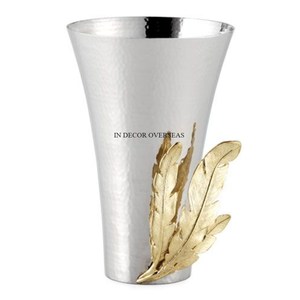 Petit vase à fleurs en métal robuste et poli brillant avec finition couleur argent à texture martelée avec motif de feuilles plaquées or - Product Image 1