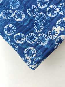 Manta Reversible Acolchada de Algodón Azul California, Estampada a Mano - Product Image 2