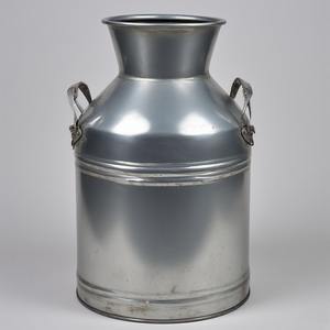 Lata de leche galvanizada clásica rústica con acabado decorativo Ideal para el hogar tradicional al aire libre granja cocina y jardín estilo - Product Image 1