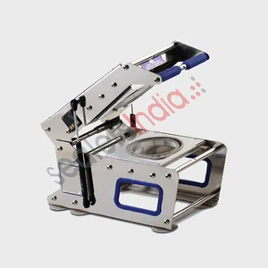 Sellador de bandejas compacto TS 150, ideal para un sellado fiable de bandejas de comida listas en pequeños puntos de venta de alimentos y cocinas comerciales - Product Image 1